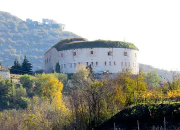 Forte Wohlgemuth accanto all'Agriturismo