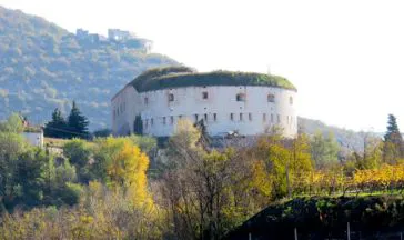 Forte Wohlgemuth accanto all'Agriturismo